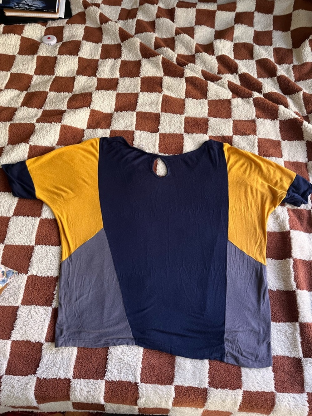 Drapey color-blocked tee - Picture 2 of 5